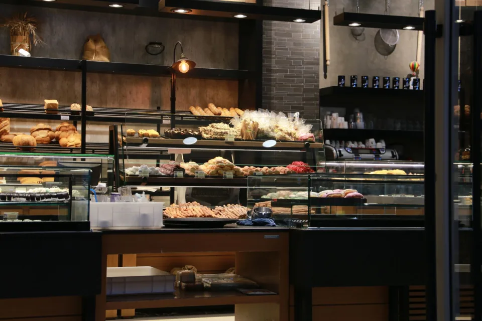 Bánh tươi nướng tại tiệm mỗi ngày